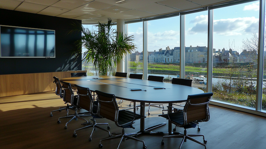 Vue urbaine et isolation acoustique de salle de réunion